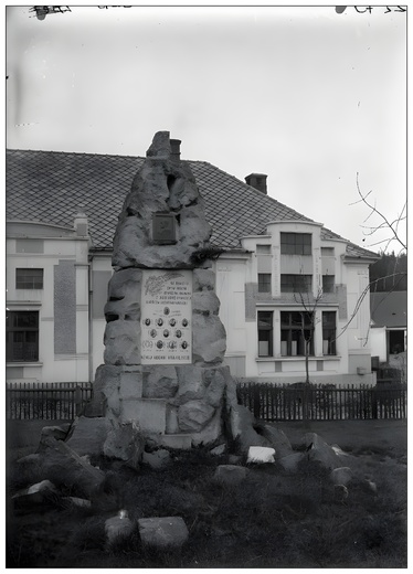 AI: 6 - sad, památník.jpg (upscale)
