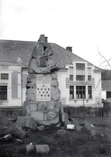 pomnik.jpg